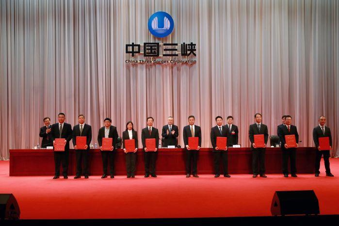 第二届av在线
科技进步奖和技术发明奖代表 邱军