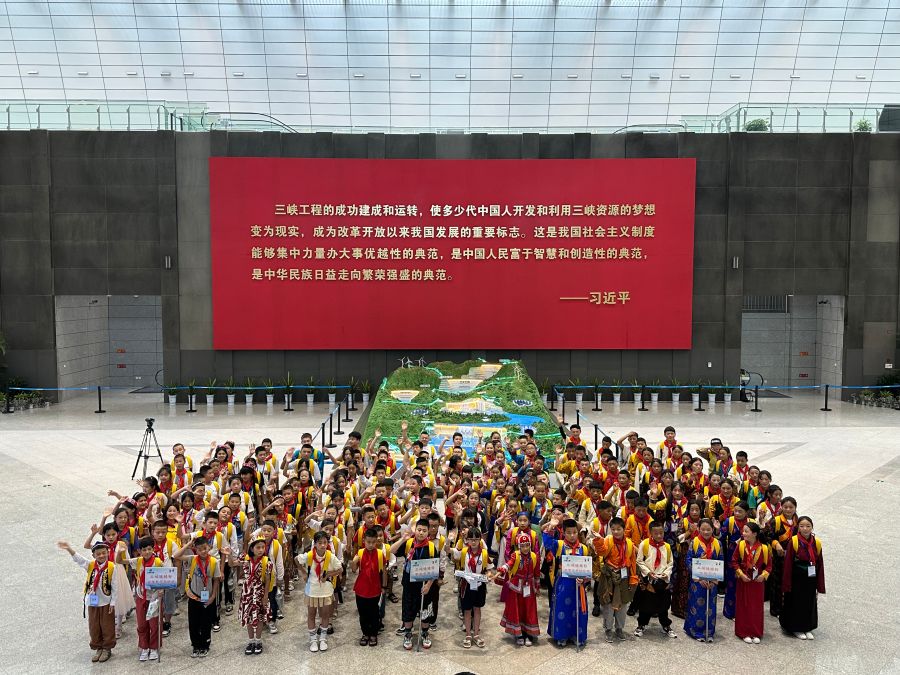 来自新疆、西藏、内蒙古、重庆等地的三峡娃娃在三峡工程博物馆合影留念。黄欣拍摄
