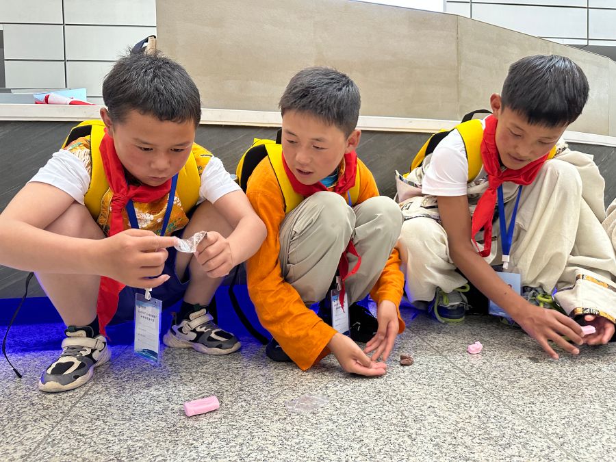 “三峡娃娃”认真地制作“美食”。黄欣拍摄