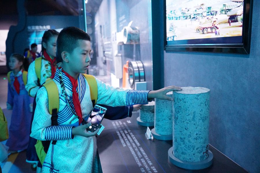 “三峡娃娃”触摸岩芯。（摄影：秦铃萌）